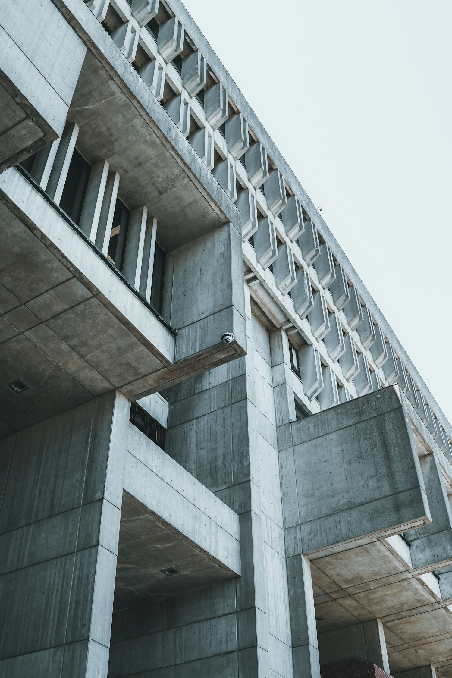 混凝土建筑外墙上重复排列的窗户与阳台